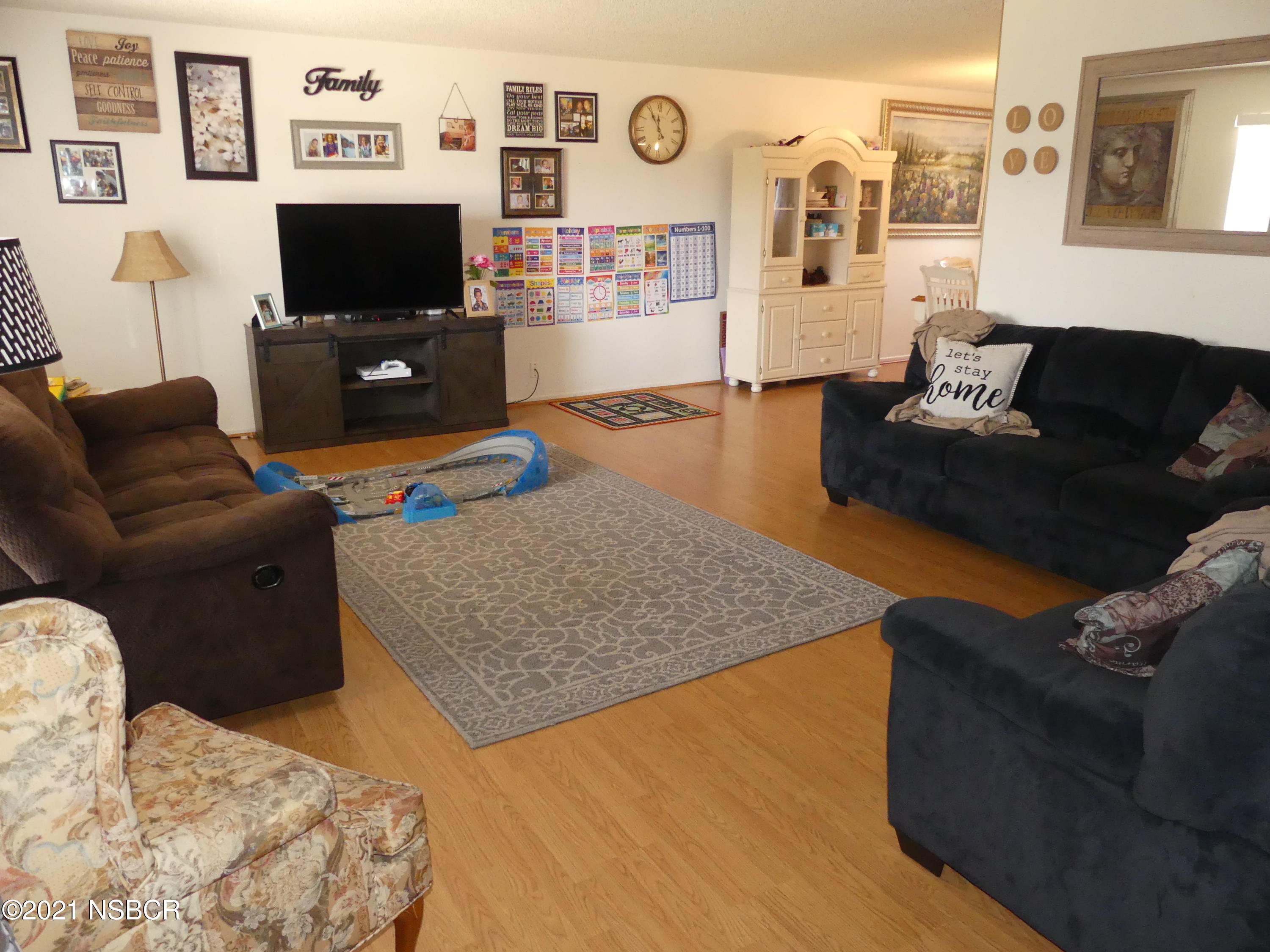 131 Gemini Street Lompoc, CA 93436 - Photo 7 of 19 Spacious living room