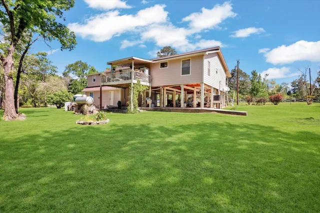 a view of a house with a big yard