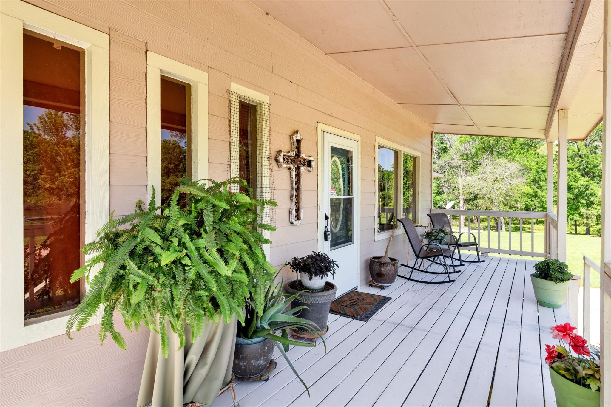 90 County Road 2852 Cleveland, TX 77327 - Photo 7 of 50 a living room filled with furniture and a potted plant