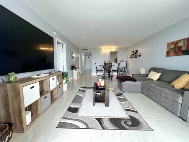 $1,900 | 4570 Northwest 18th Avenue, Unit 404, Deerfield Beach, FL 33064