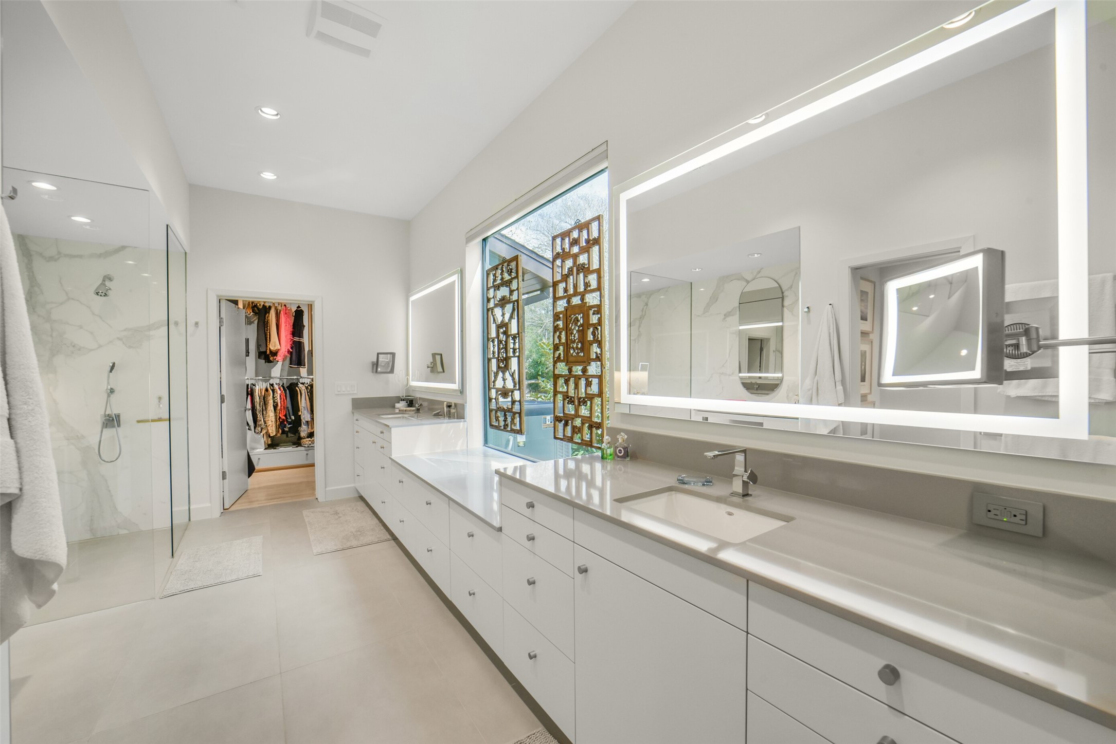 15 Hudson Circle Houston, TX 77024 - Photo 17 of 50 a spacious bathroom with a double vanity sink and a large mirror