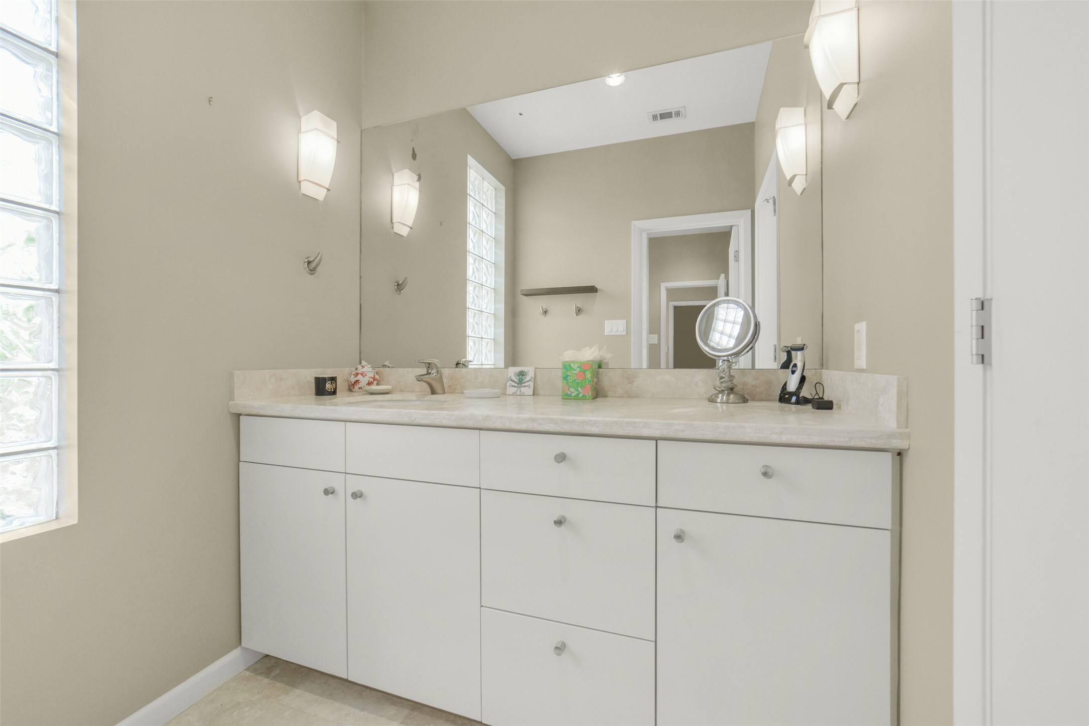 15 Hudson Circle Houston, TX 77024 - Photo 27 of 50 a bathroom with double sink and a mirror
