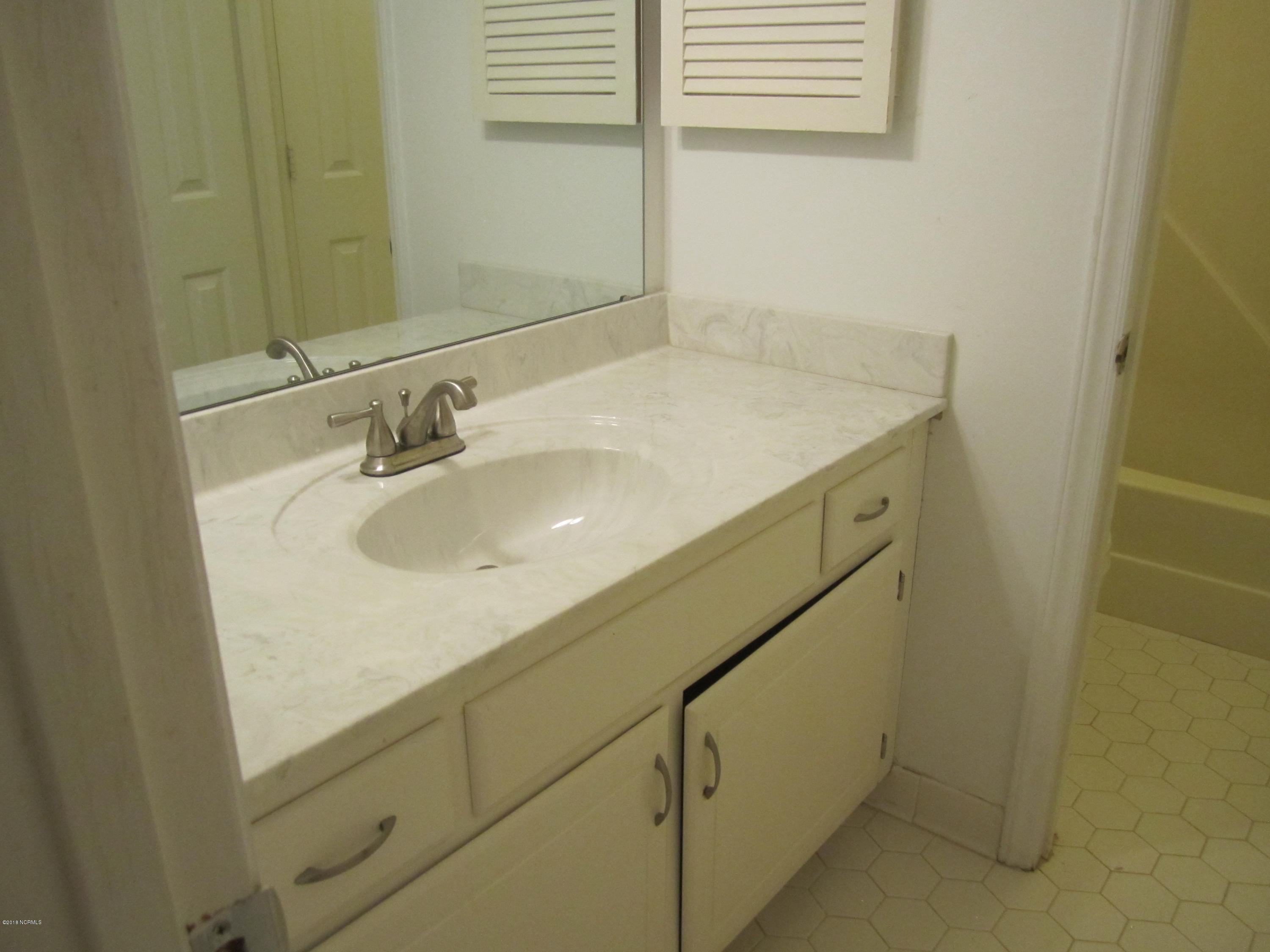 1910 Quail Ridge Road, Unit G Greenville, NC 27858 - Photo 17 of 22 Upstairs Bath