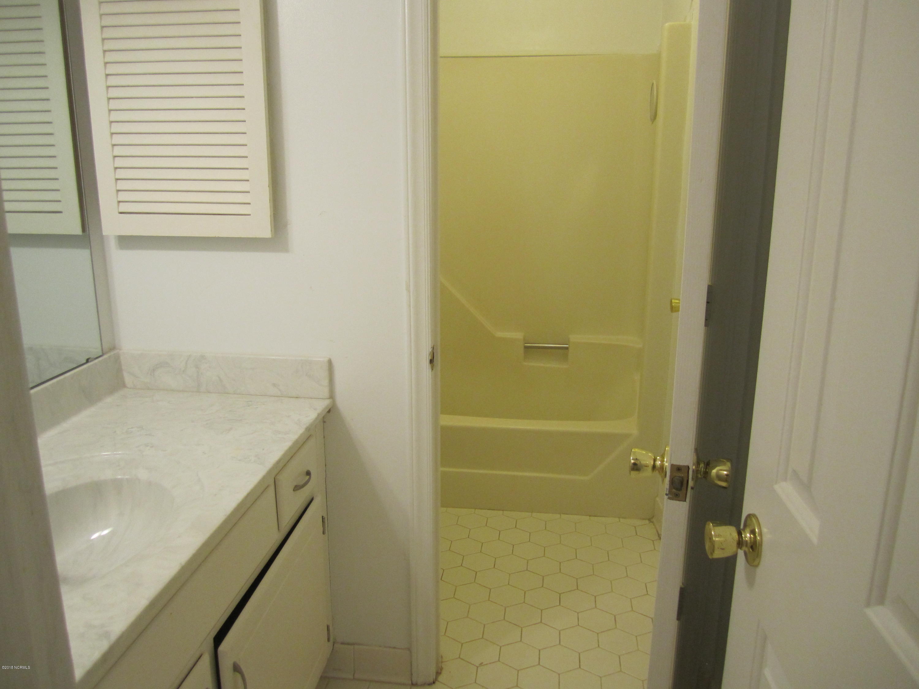 1910 Quail Ridge Road, Unit G Greenville, NC 27858 - Photo 18 of 22 Upstairs Bath 2