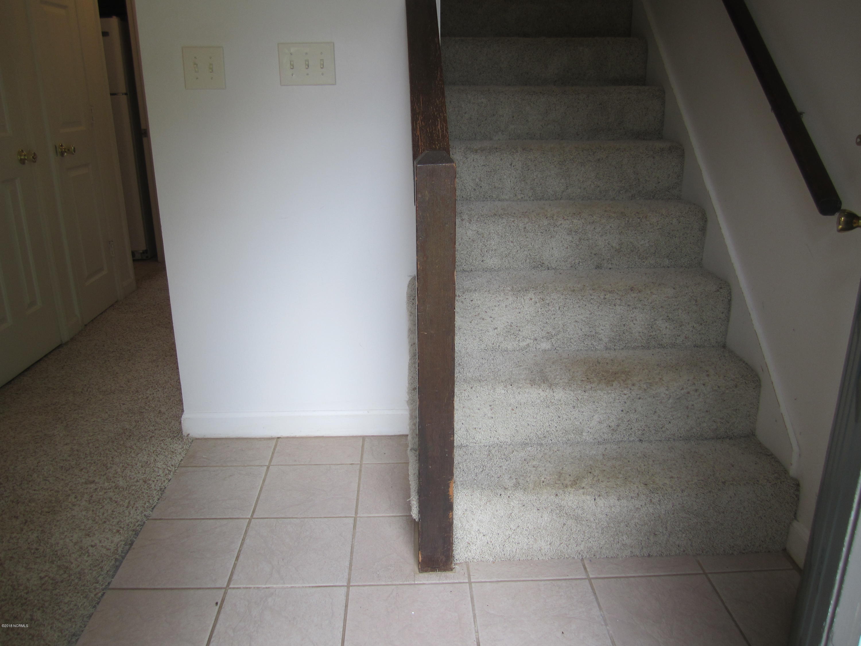 1910 Quail Ridge Road, Unit G Greenville, NC 27858 - Photo 3 of 22 Foyer