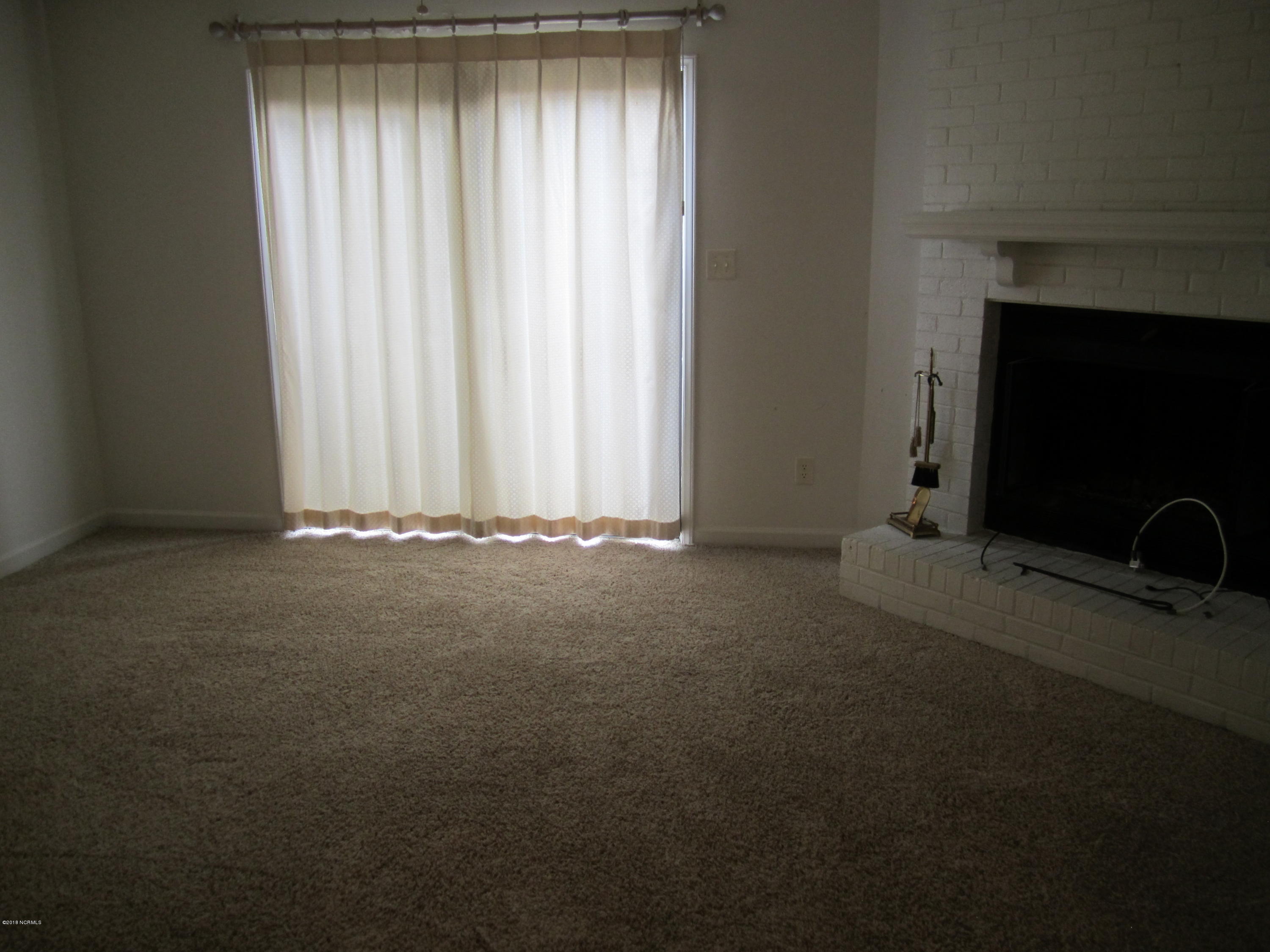 1910 Quail Ridge Road, Unit G Greenville, NC 27858 - Photo 10 of 22 Family Room 1