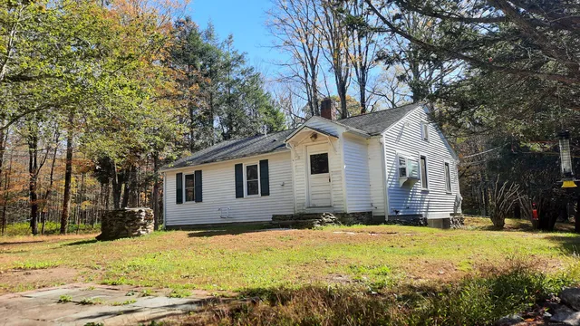 a view of a yard with a house