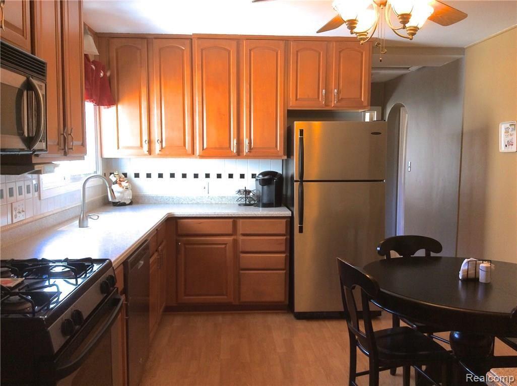 3125 Avalon Road Rochester, MI 48309 - Photo 9 of 20 Bright, updated kitchen