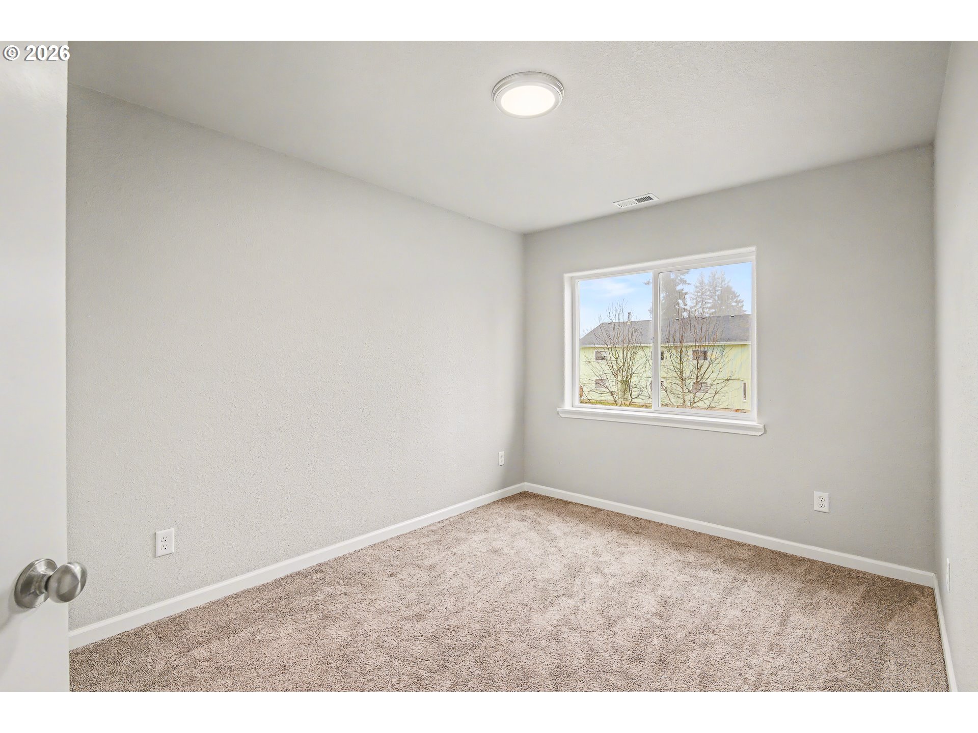 88192 Jameson Way Veneta, OR 97487 - Photo 19 of 44 an empty room with windows
