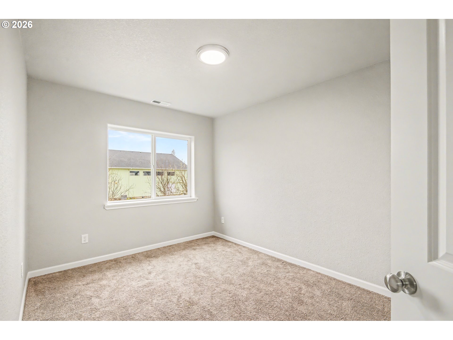 88192 Jameson Way Veneta, OR 97487 - Photo 21 of 44 an empty room with a window