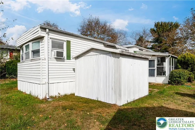 a view of a house with backyard