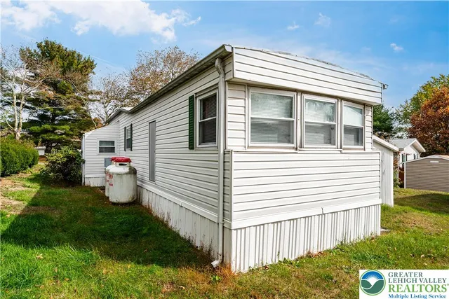 a view of a house with backyard