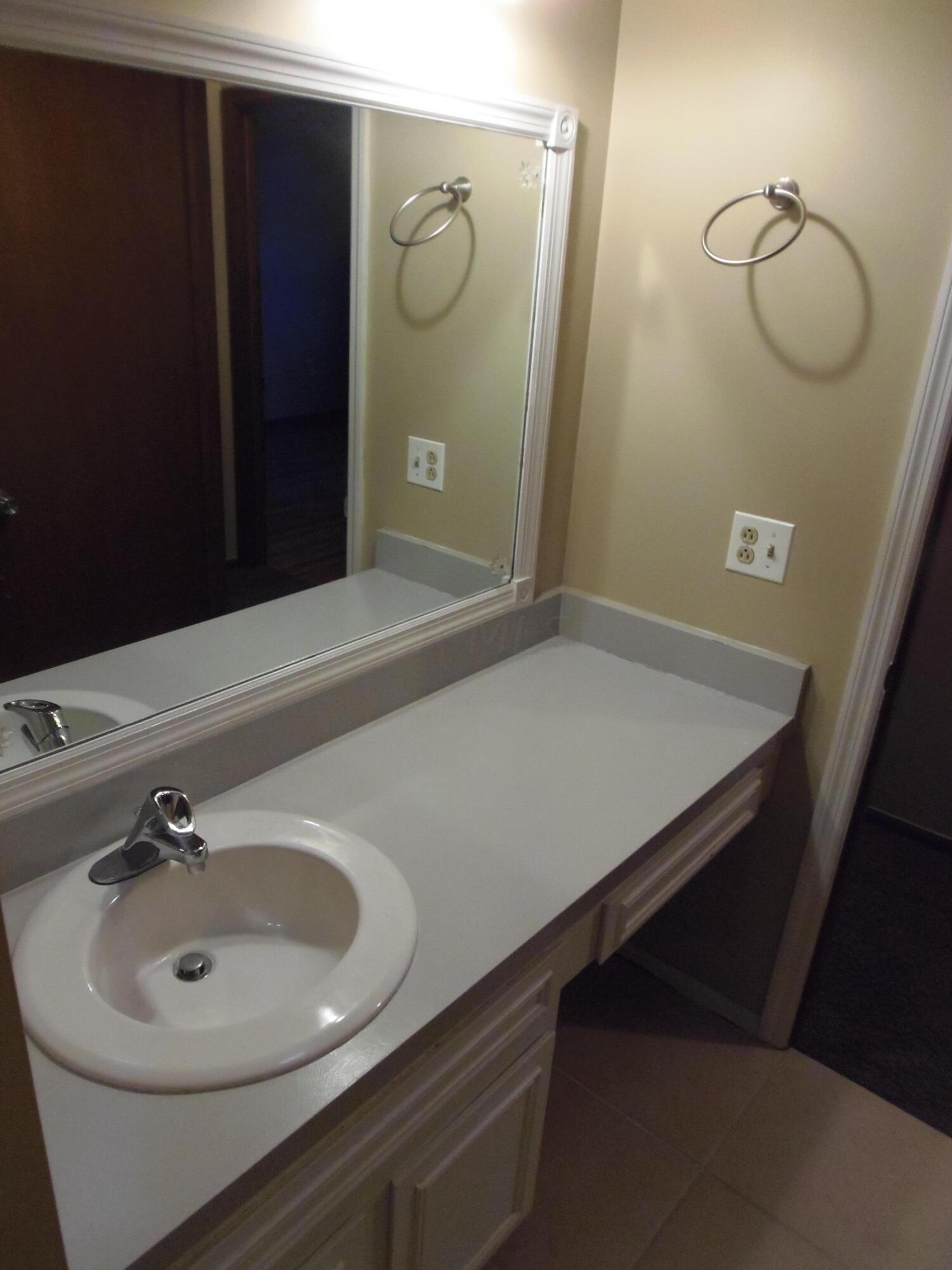 1639 Durbridge Road Columbus, OH 43229 - Photo 24 of 34 Bathroom
