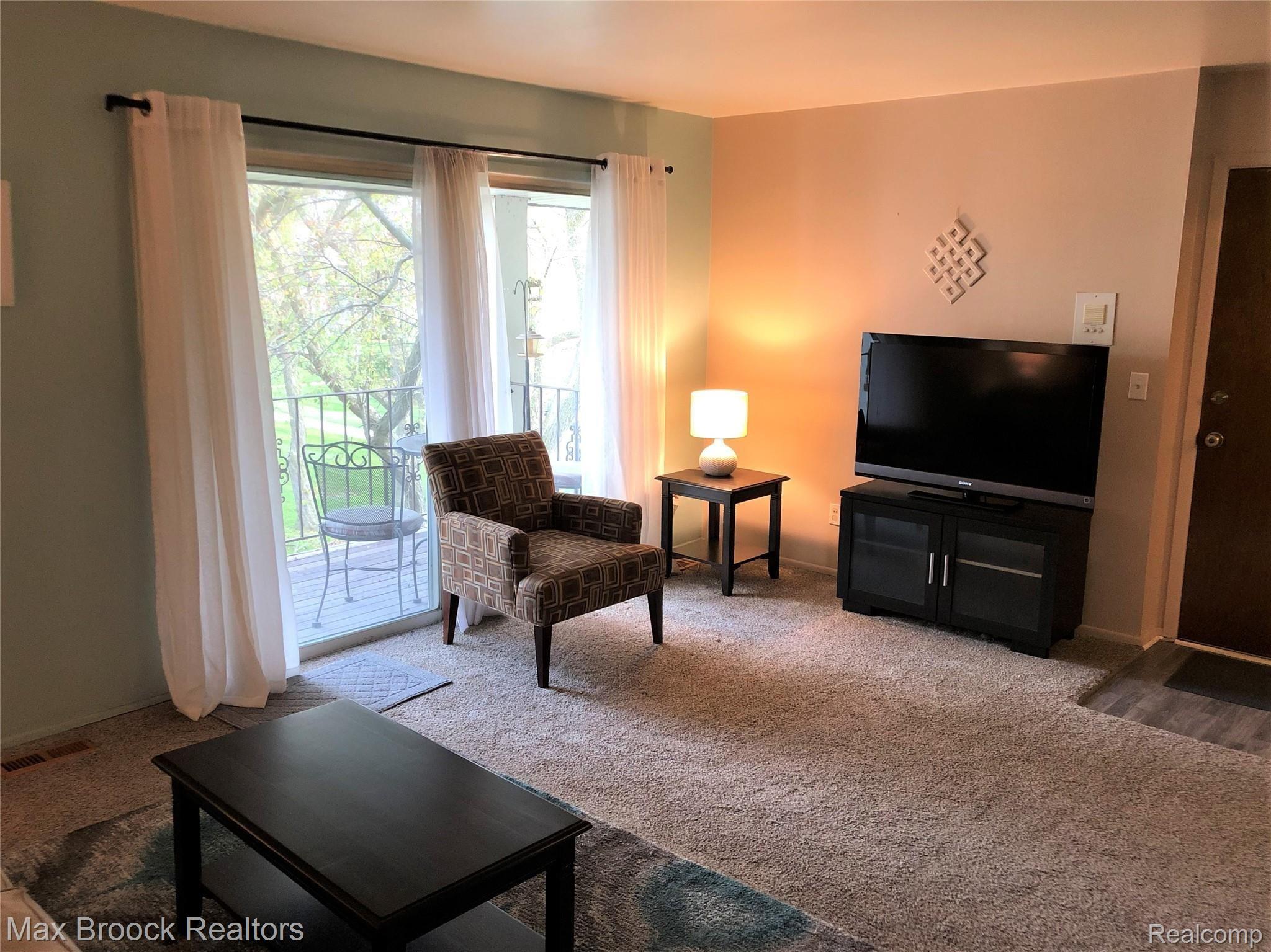 29273 Hayes Road, Unit 7 Warren, MI 48088 - Photo 5 of 36 6.lvgroom