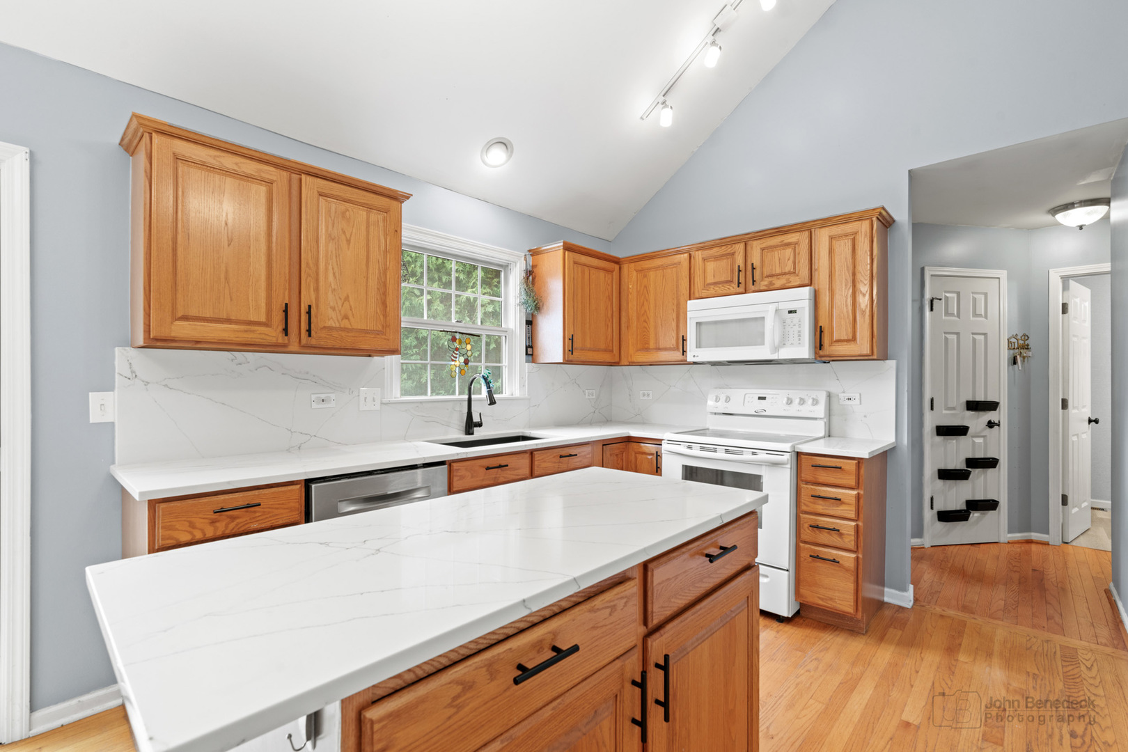 3620 Lakeview Drive Algonquin, IL 60102 - Photo 7 of 25 a kitchen with stainless steel appliances granite countertop a sink stove and refrigerator