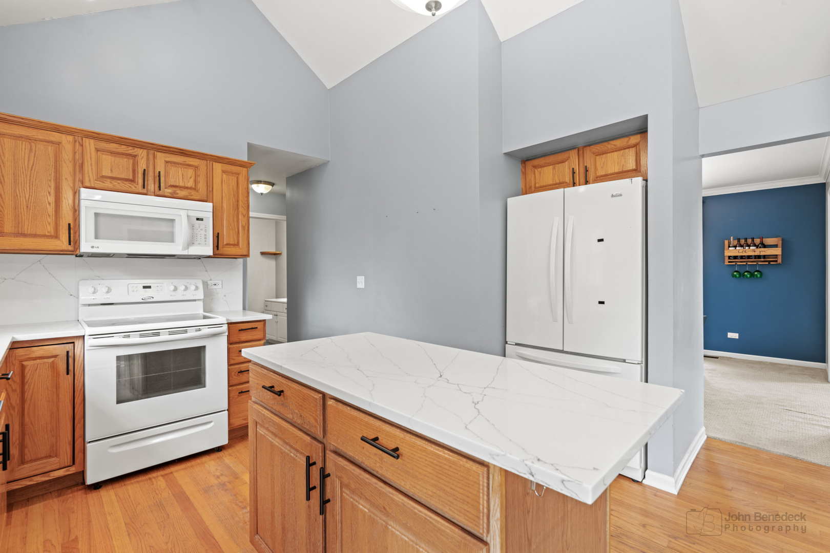 3620 Lakeview Drive Algonquin, IL 60102 - Photo 8 of 25 a kitchen with a stove and a refrigerator