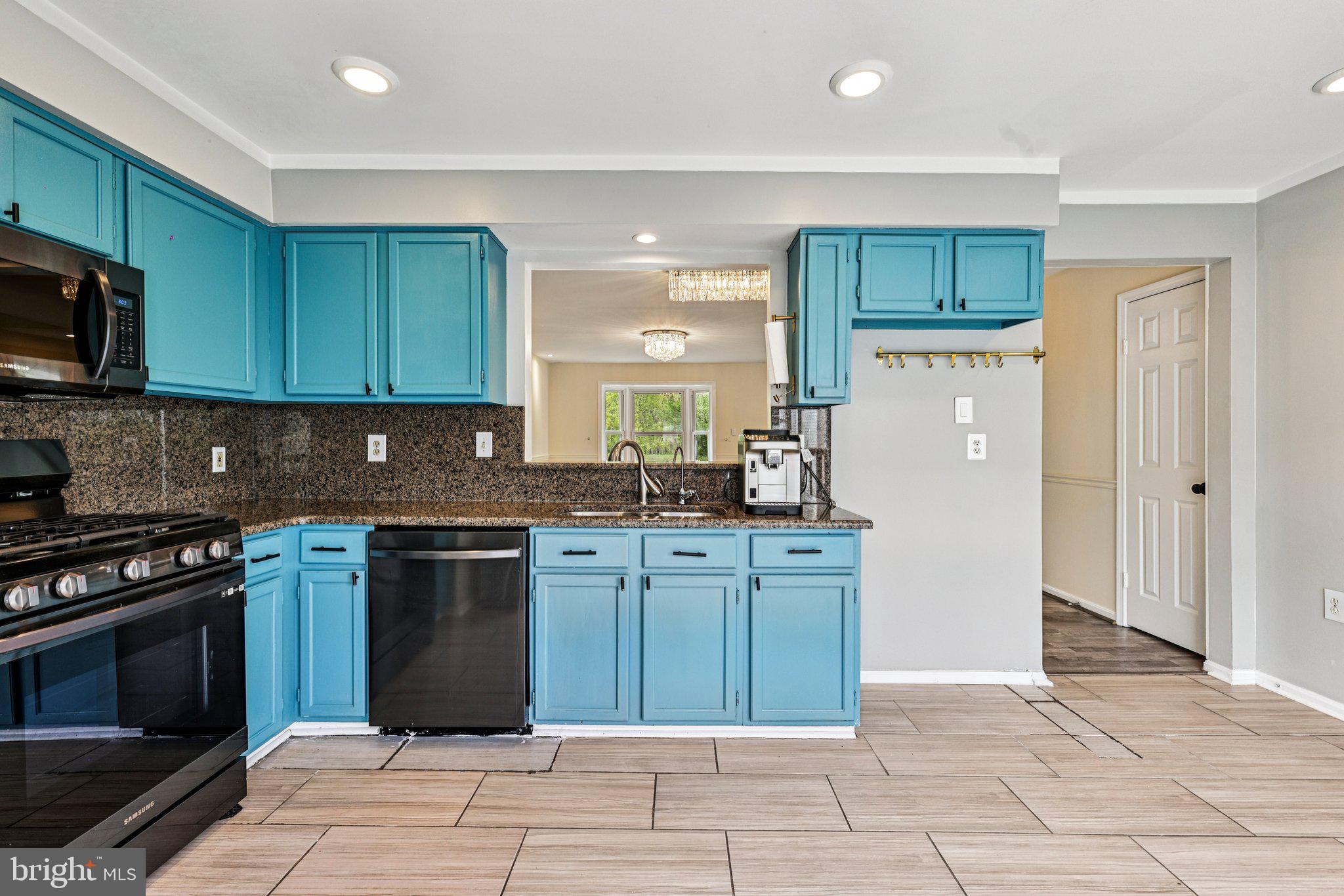 7371 St Thomas Loop Manassas, VA 20109 - Photo 8 of 31 a kitchen with stainless steel appliances granite countertop a stove a sink and a refrigerator