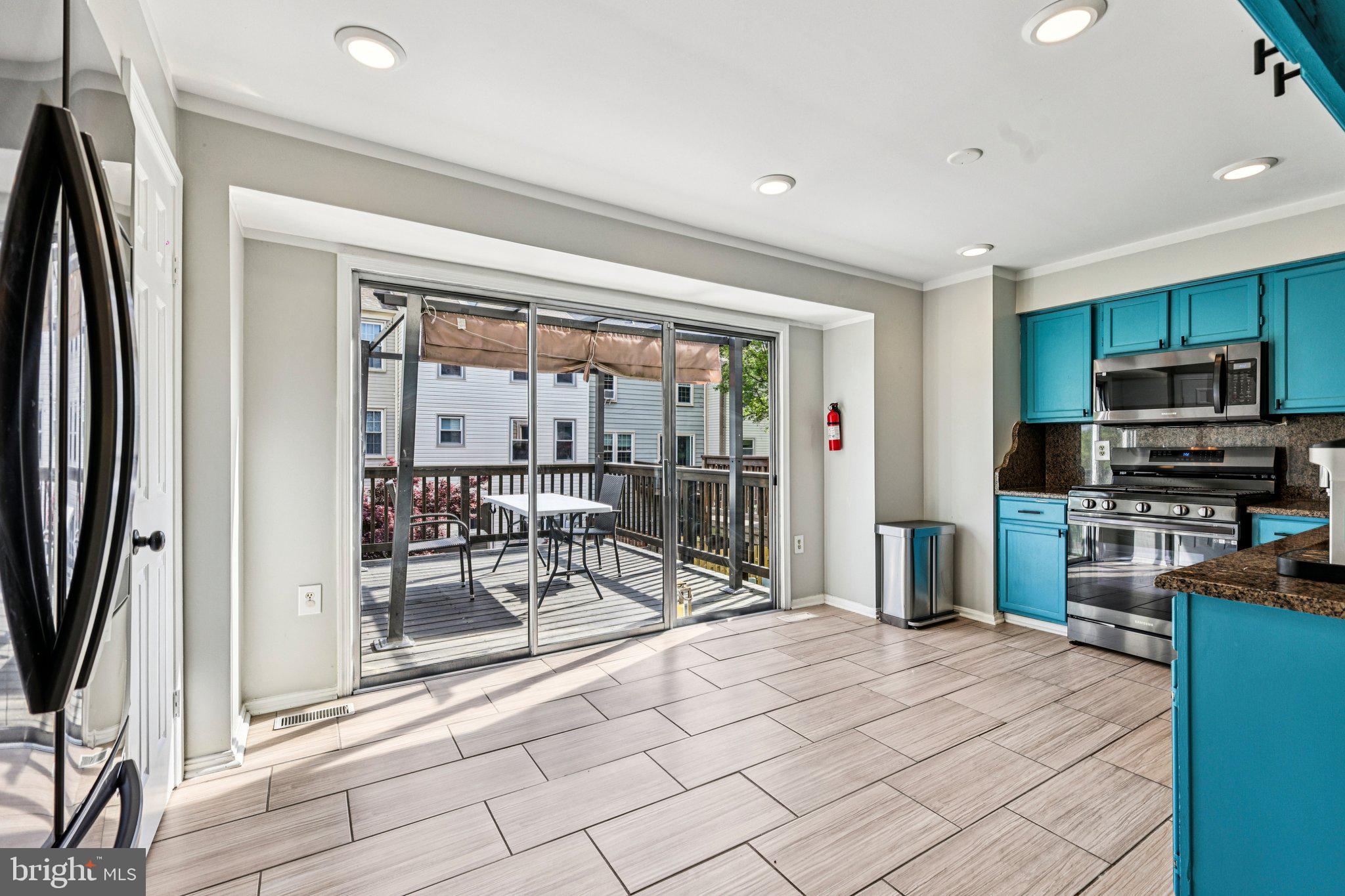 7371 St Thomas Loop Manassas, VA 20109 - Photo 10 of 31 a open kitchen with stainless steel appliances granite countertop a refrigerator and a sink