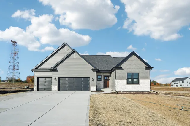 $609,900 | 465 Sandstone Street, Slinger, WI 53086