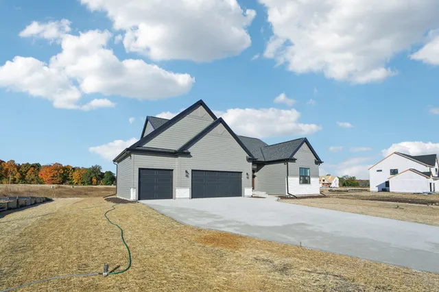 $609,900 | 465 Sandstone Street, Slinger, WI 53086