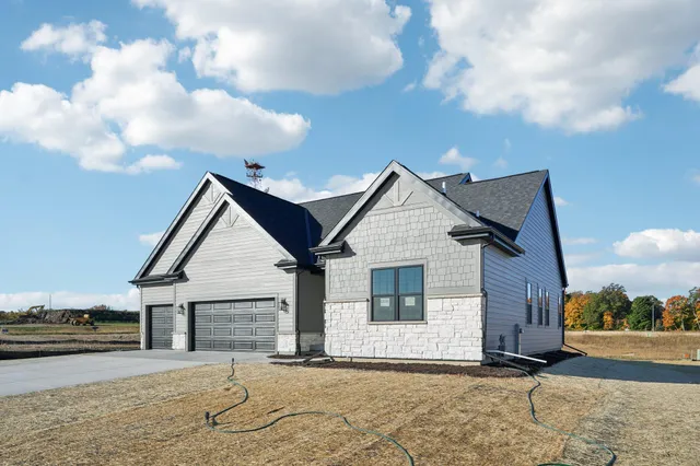 $609,900 | 465 Sandstone Street, Slinger, WI 53086