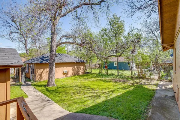 a view of a house with yard