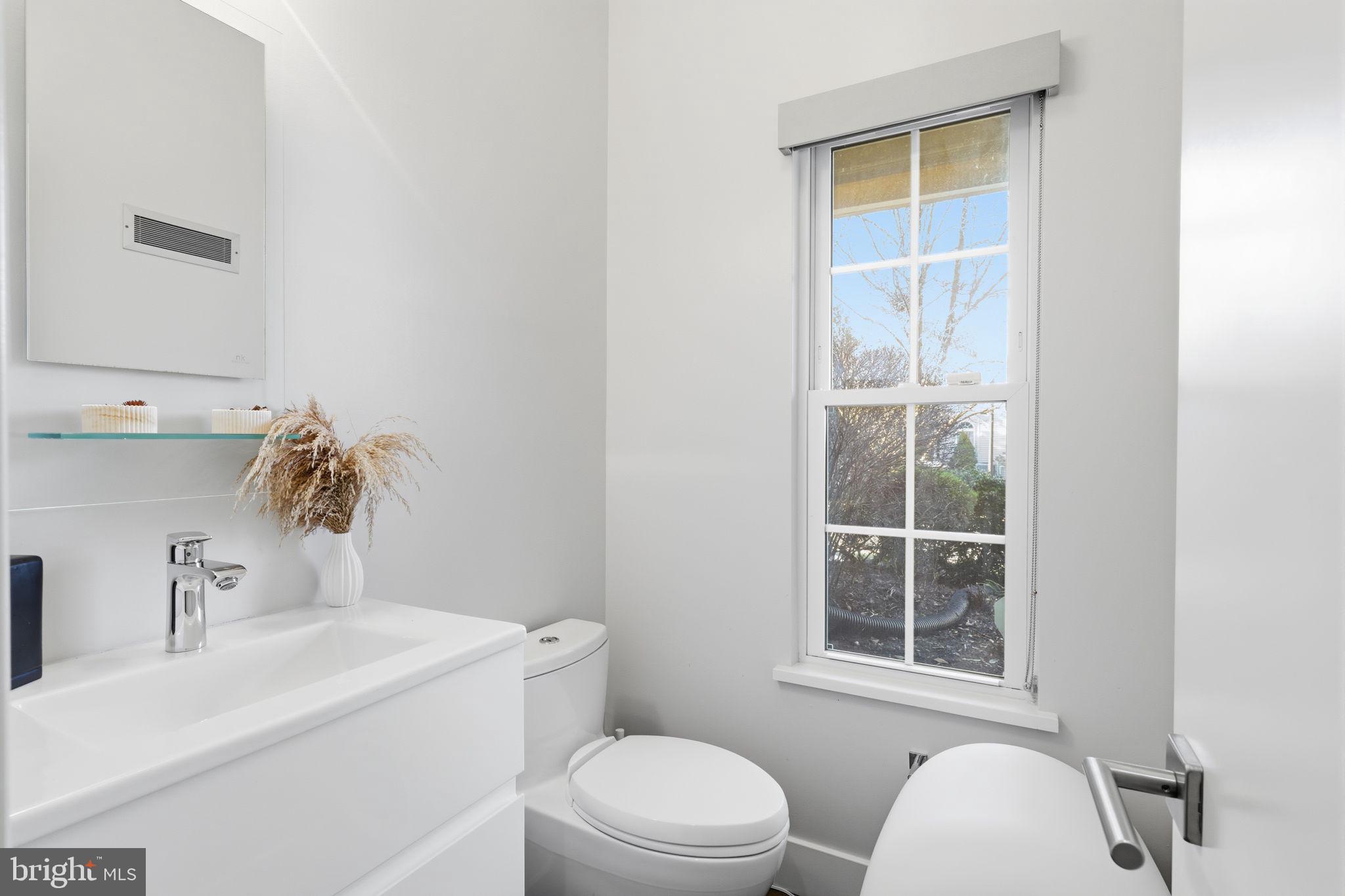 426 Fairview Way New Hope, PA 18938 - Photo 9 of 40 a bathroom with a sink toilet and shower
