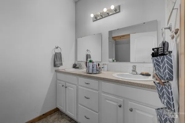 $1,300,000 | 2175 Graham Boulevard, Vale, OR 97918