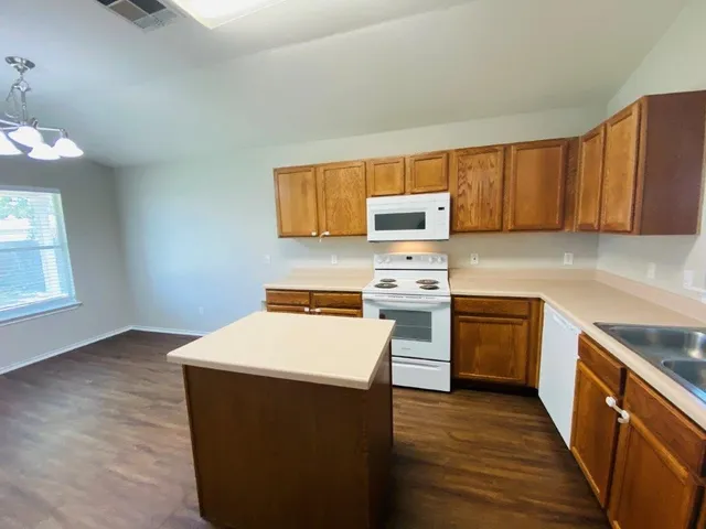 $1,650 | 124 Easy Street, Hutto, TX 78634