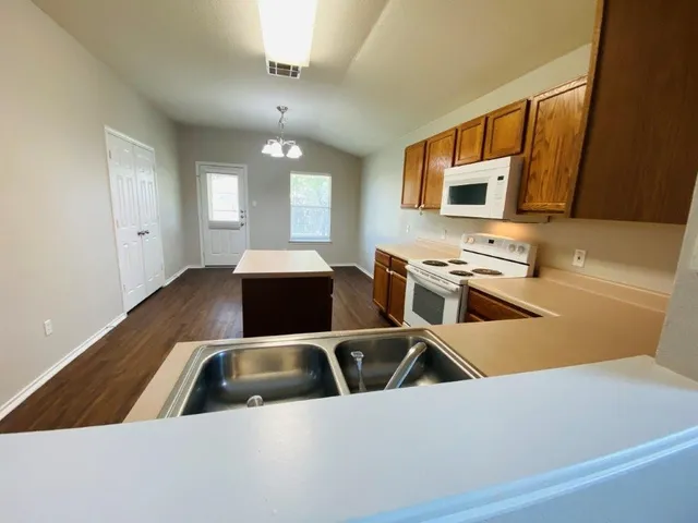 $1,650 | 124 Easy Street, Hutto, TX 78634