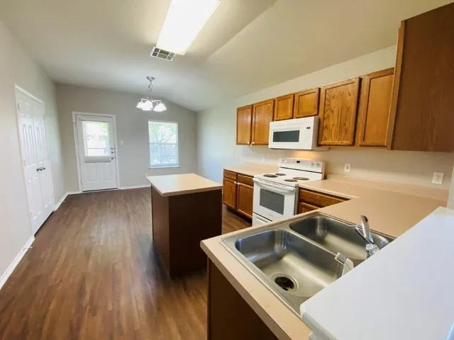 $1,650 | 124 Easy Street, Hutto, TX 78634