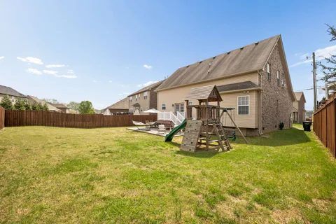 a view of a house with backyard
