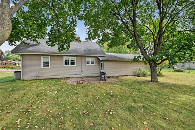 a view of a house with backyard and garden