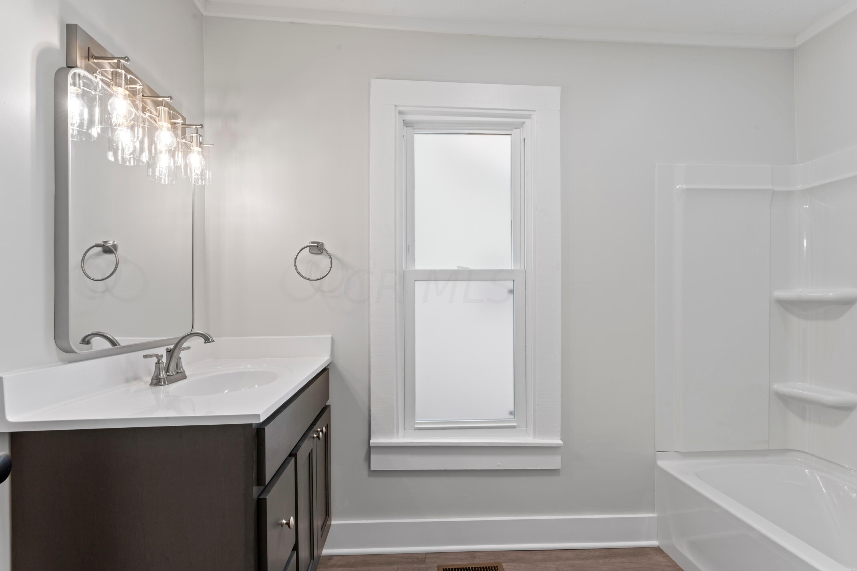 90 Roe Avenue Newark, OH 43055 - Photo 8 of 32 Full Bathroom