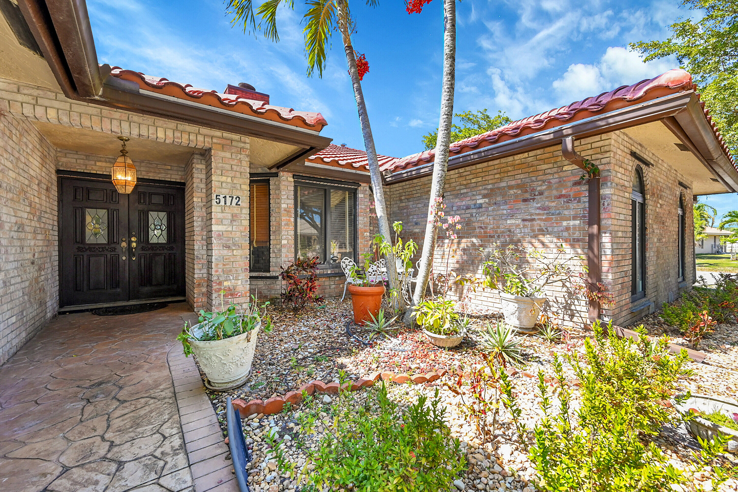 5172 Northwest 84th Road Coral Springs, FL 33067 - Photo 4 of 38 04_0 (4)