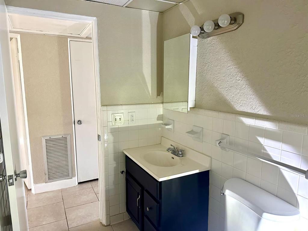 8450 112th Street North, Unit 102 Seminole, FL 33772 - Photo 29 of 80 a bathroom with a sink vanity and a mirror
