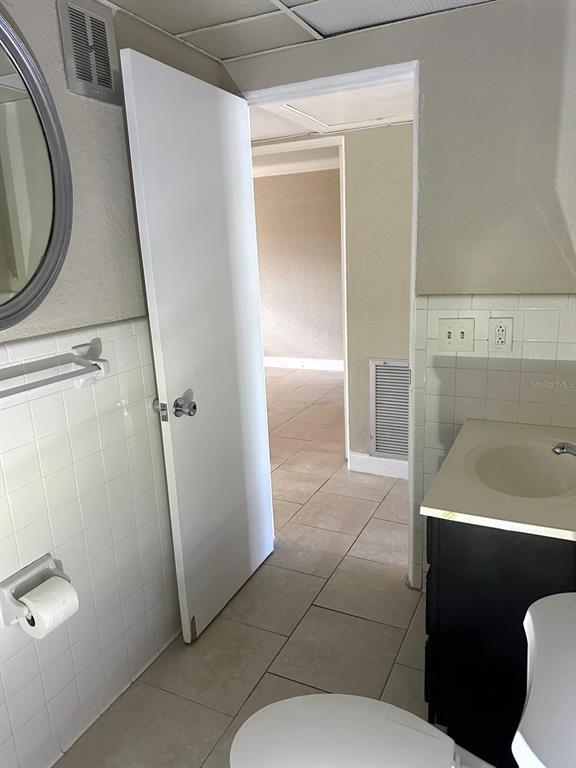 8450 112th Street North, Unit 102 Seminole, FL 33772 - Photo 32 of 80 a bathroom with a toilet and a sink