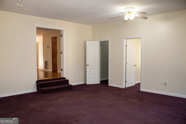 a view of empty room with ceiling fan