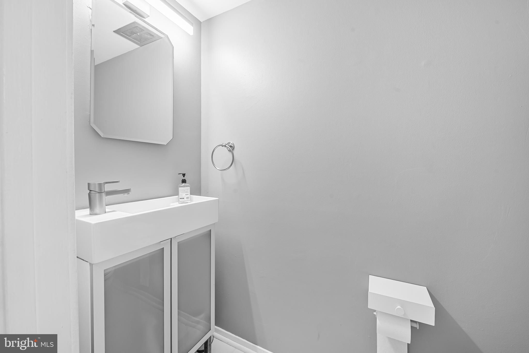 19300 Thomas Farm Road Gaithersburg, MD 20886 - Photo 11 of 26 Half Bath
