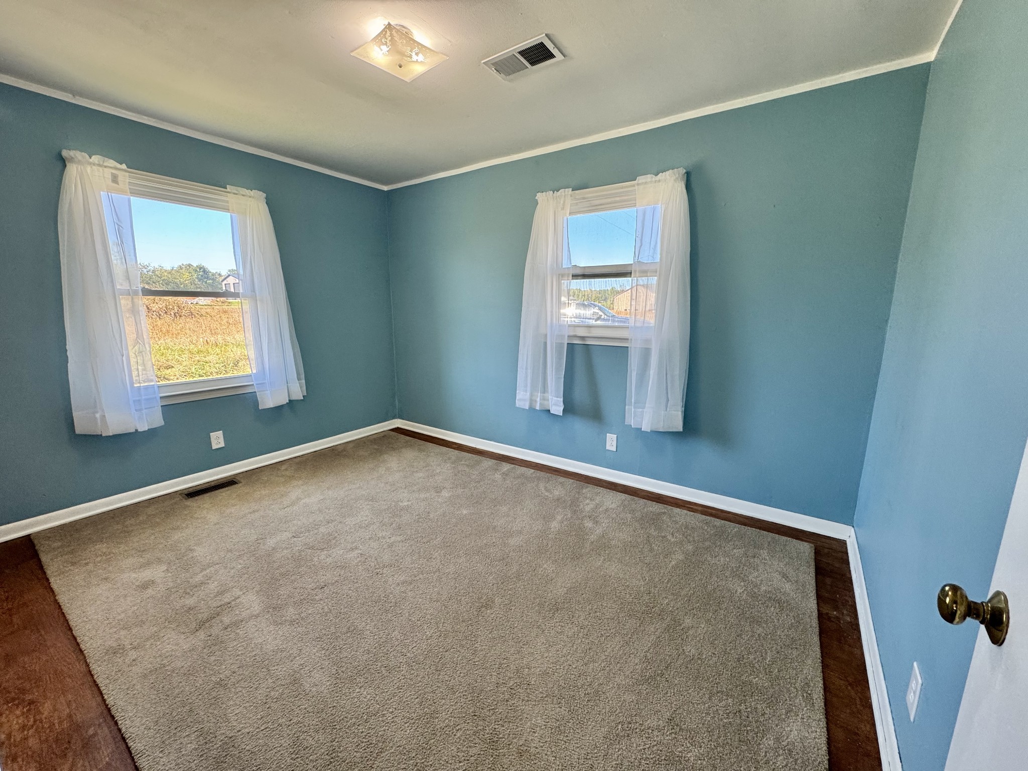 369 Burford Road Lebanon, TN 37087 - Photo 8 of 25 an empty room with windows and closet