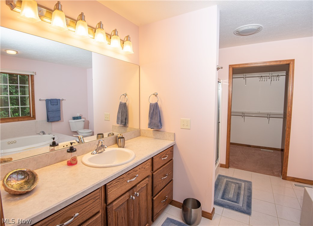 52130 Sperry Road Vermilion, OH 44089 - Photo 15 of 29 Owner's full bath