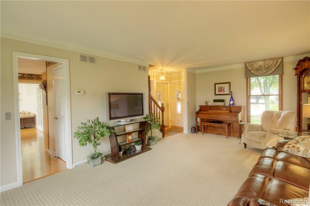 45044 Lemont Road Canton, MI 48187 - Photo 13 of 34 15 FR.jpg