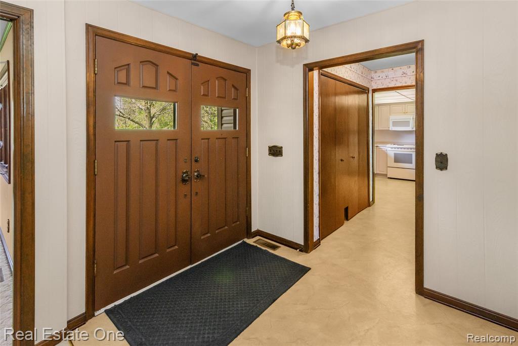 9050 Earhart Road South Lyon, MI 48178 - Photo 5 of 55