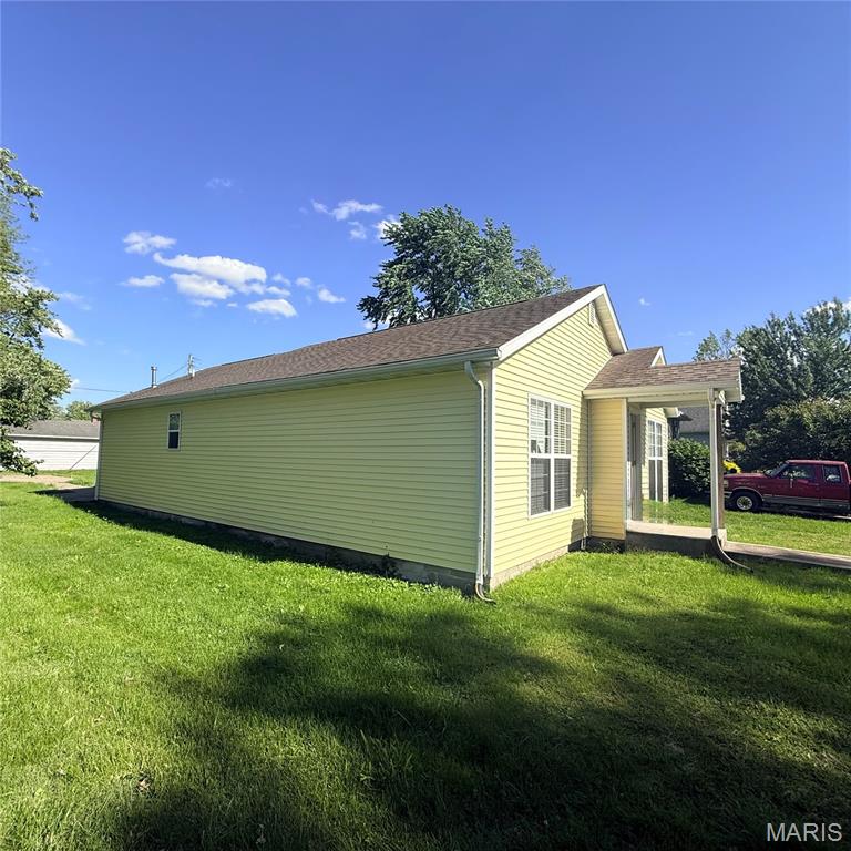 905 Madison Street Gillespie, IL 62033 - Photo 2 of 12