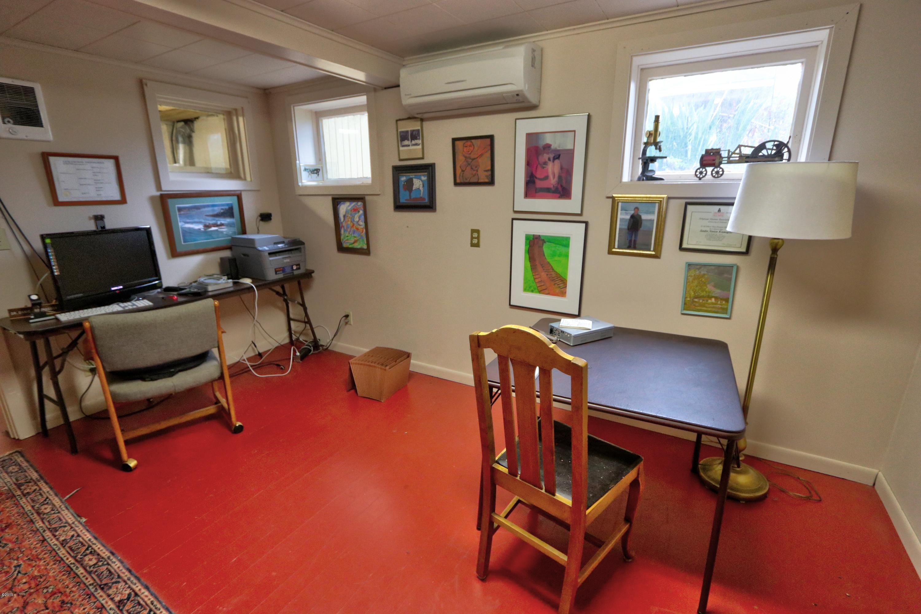 19 Southwest Hurbert Street Newport, OR 97365 - Photo 33 of 51 Lower level office