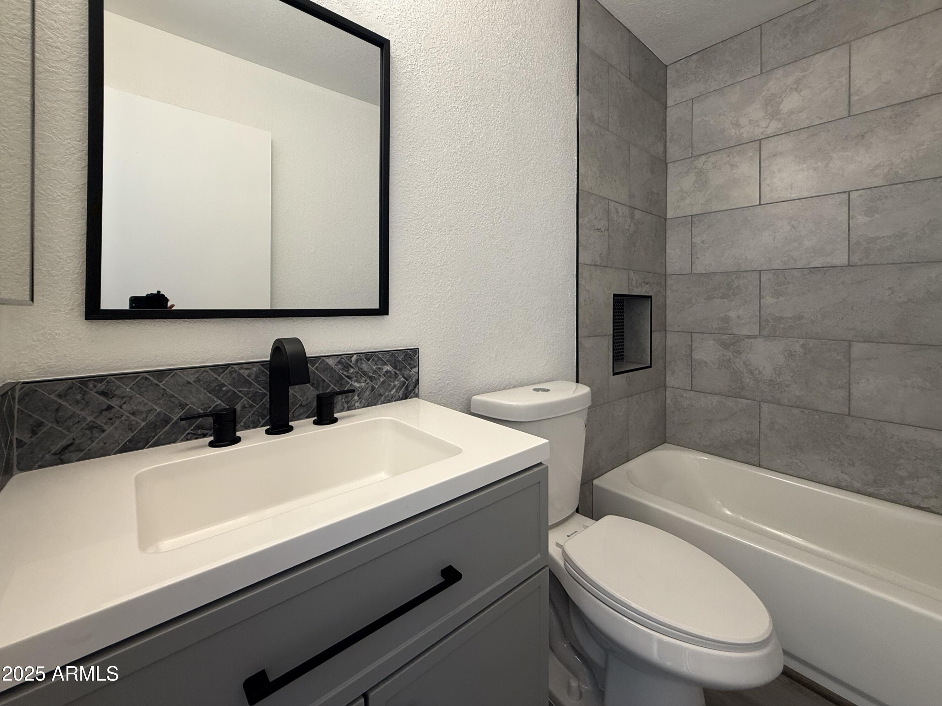 4417 East Darrel Road Phoenix, AZ 85042 - Photo 14 of 23 Bathroom 1