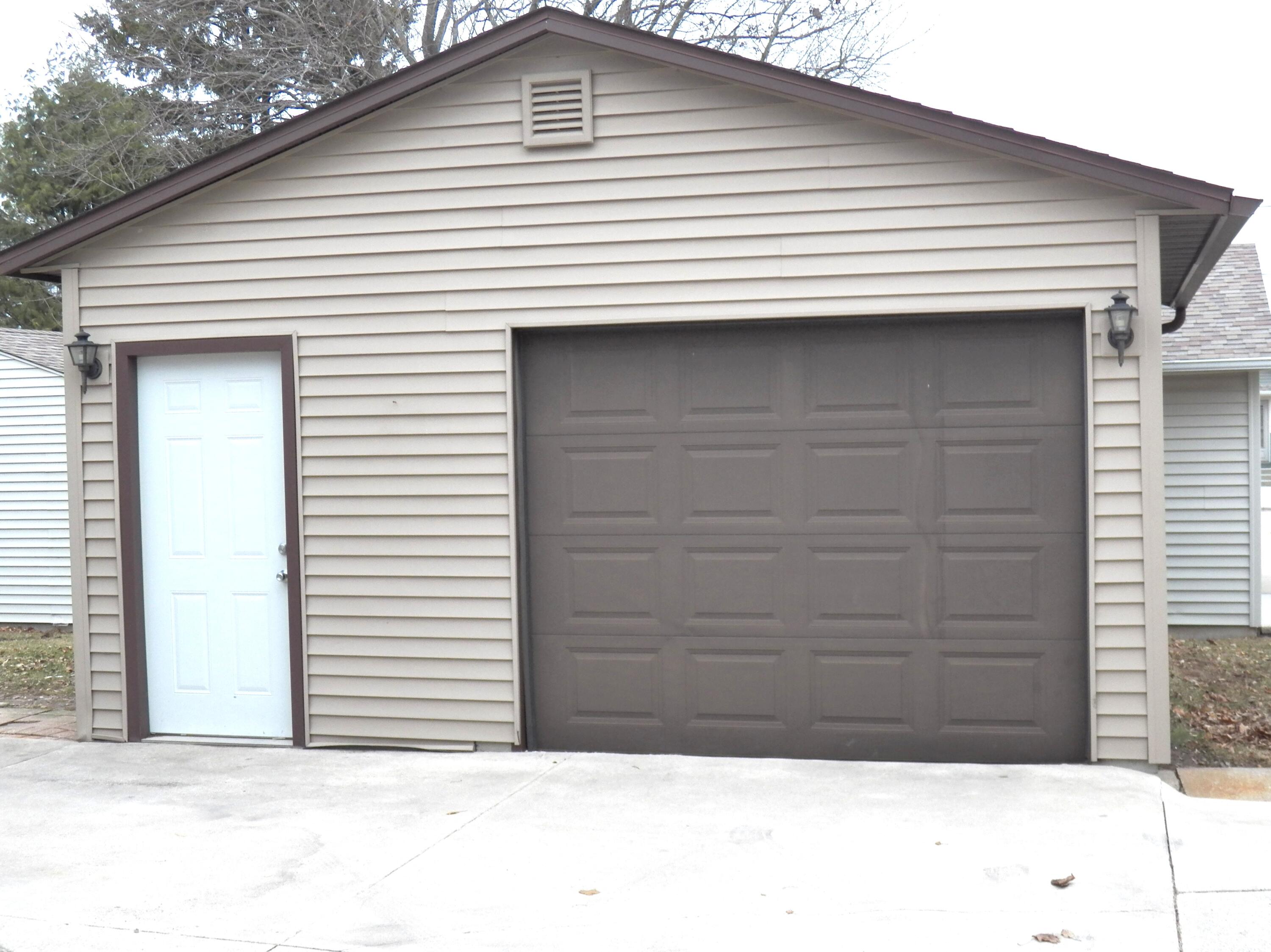 3606 Division Street Manitowoc, WI 54220 - Photo 30 of 45 1.5 Car Heated Garage