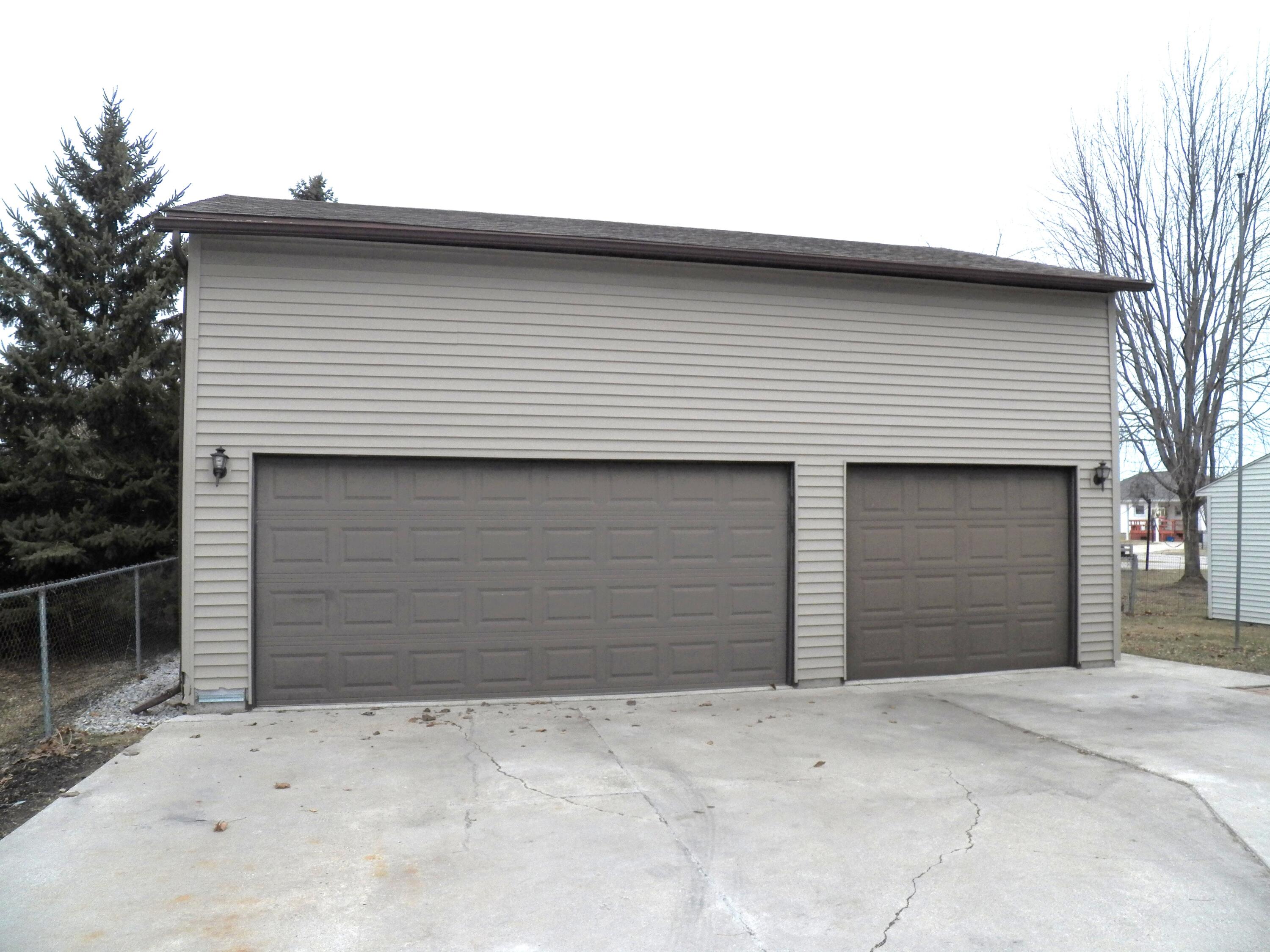 3606 Division Street Manitowoc, WI 54220 - Photo 6 of 45 3 Car Garage