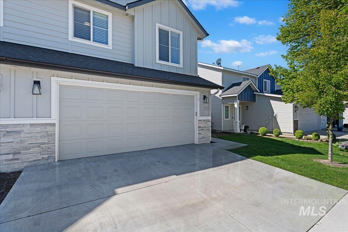 913 West Apple Pine Street Meridian, ID 83646 - Photo 2 of 32 Attached two-car garage with a concrete driveway