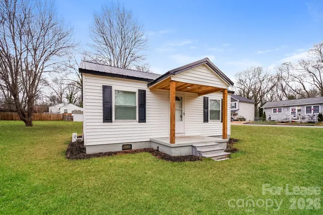 $1,355 | 502 Hickory Avenue, Statesville, NC 28677